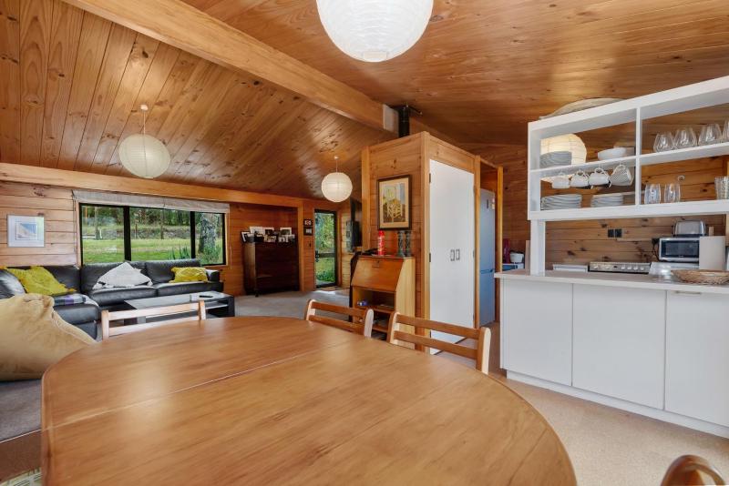 Rutherfurd Lakehouse - Taupō Holiday Home - image 12