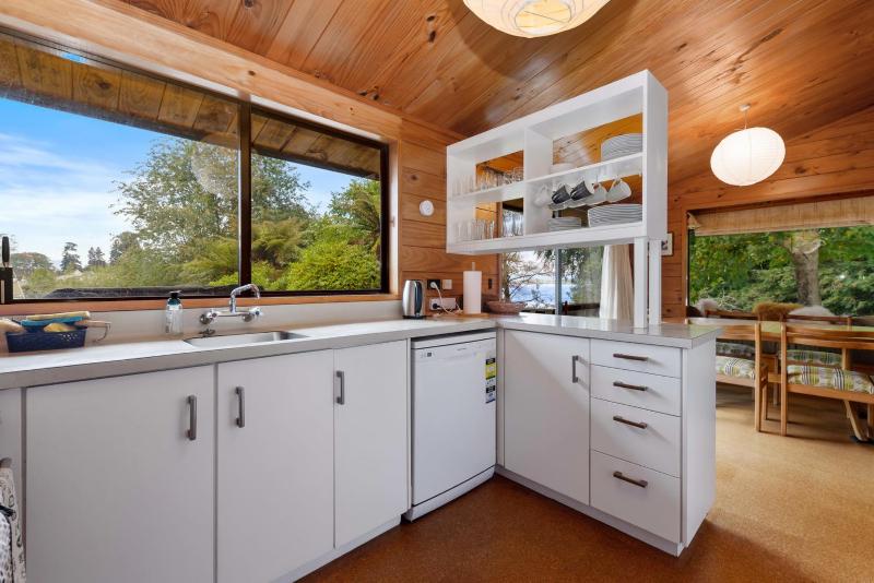 Rutherfurd Lakehouse - Taupō Holiday Home - image 10