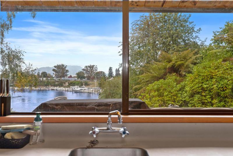 Rutherfurd Lakehouse - Taupō Holiday Home - image 11