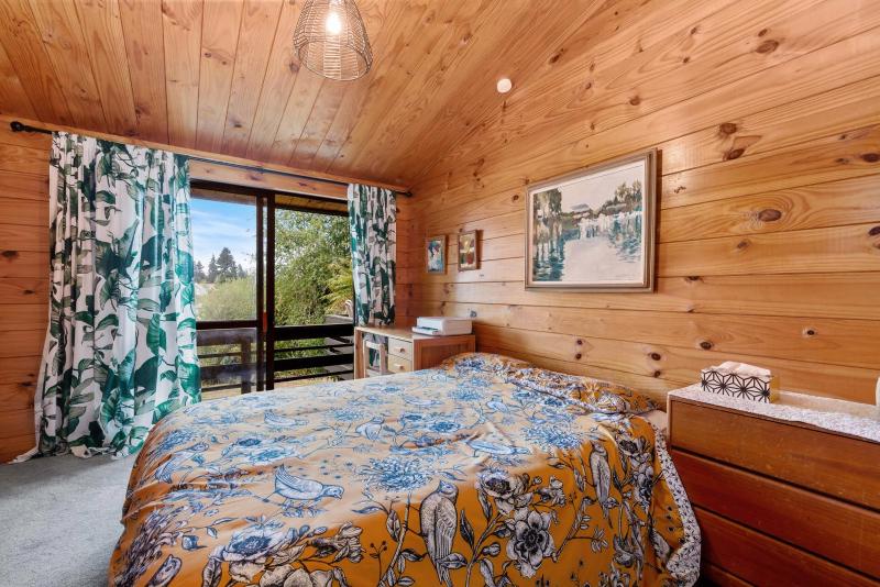 Rutherfurd Lakehouse - Taupō Holiday Home - image 3