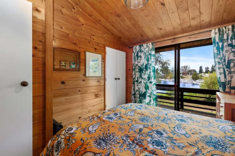 Rutherfurd Lakehouse - Taupō Holiday Home - image 14