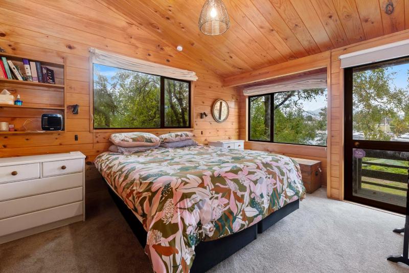 Rutherfurd Lakehouse - Taupō Holiday Home - image 8