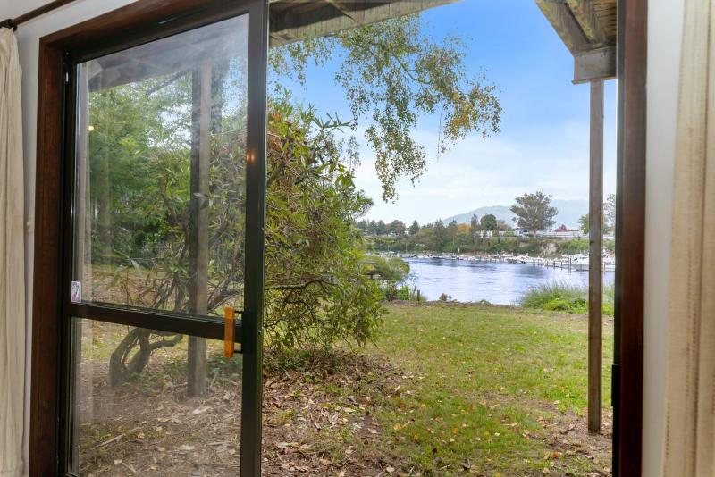 Rutherfurd Lakehouse - Taupō Holiday Home - image 18