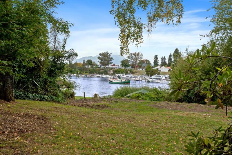 Rutherfurd Lakehouse - Taupō Holiday Home - image 9