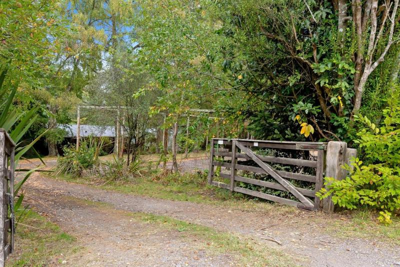 Rutherfurd Lakehouse - Taupō Holiday Home - image 2