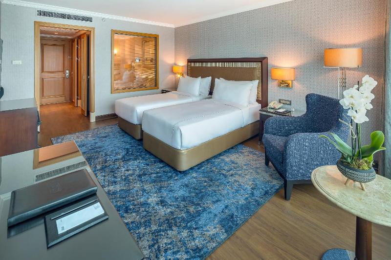 Superior Twin Room with City View image 4