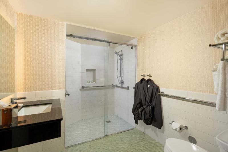 Queen Room - Disability Access image 4