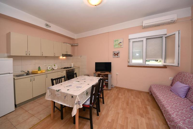 Apartment Meri- near the Zadar main bus station - image 5