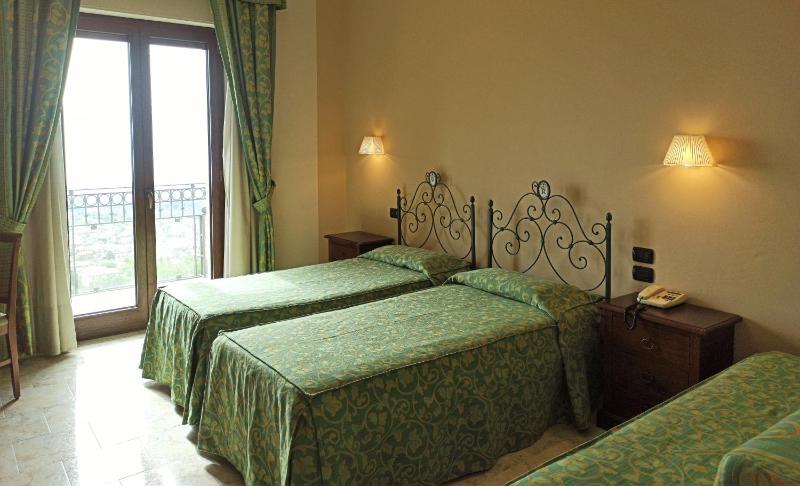 Double Room image 4