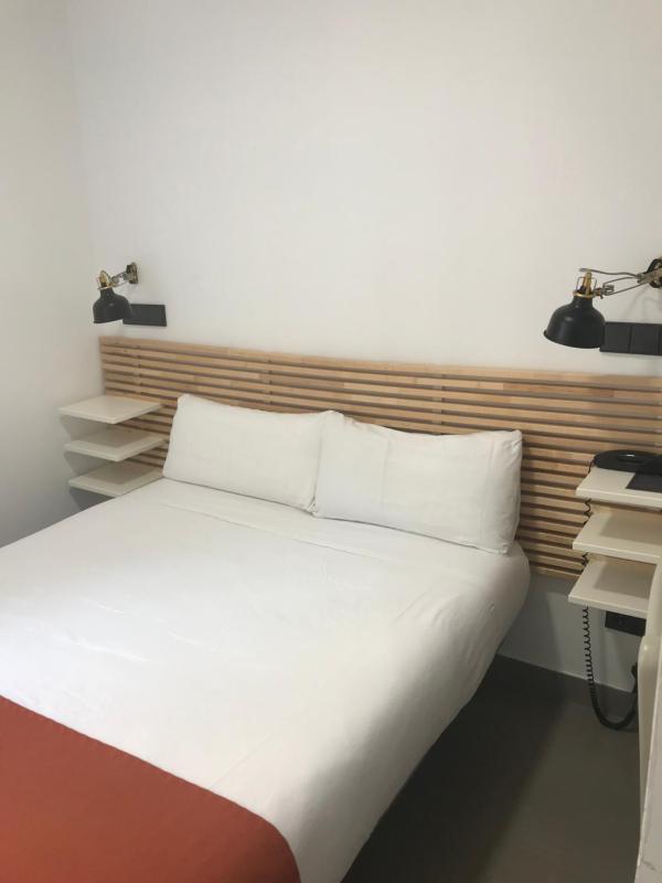 Basic Double Room with Balcony image 4