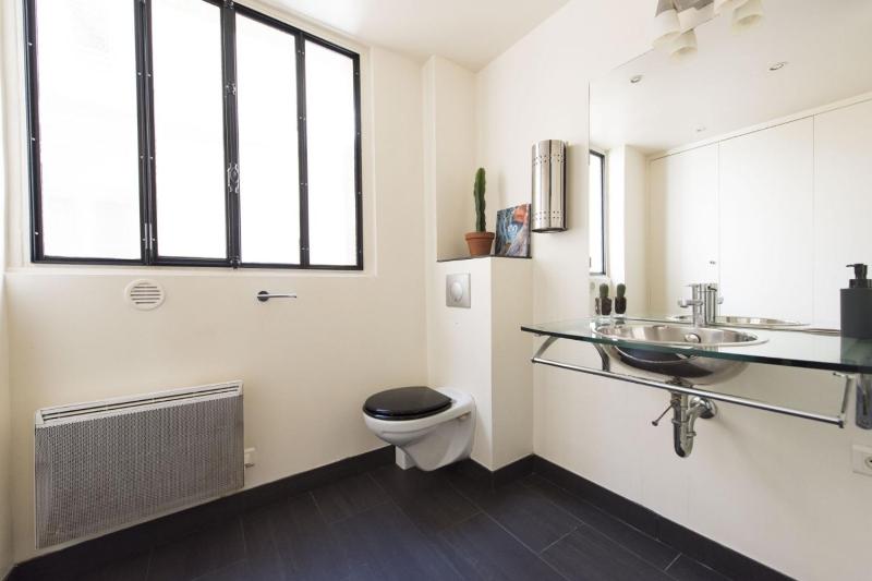 One-Bedroom Apartment image 2