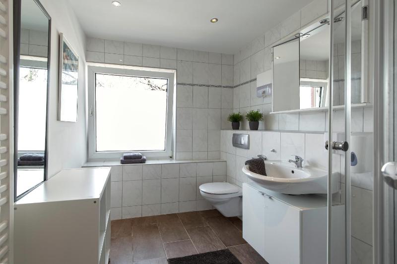 Single Room with Shared Bathroom image 3