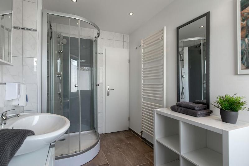 Single Room with Shared Bathroom image 2
