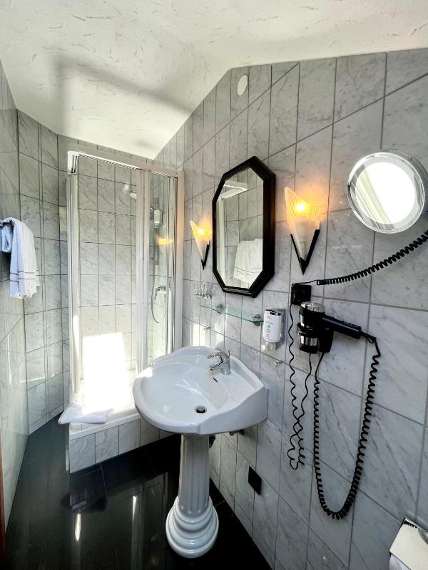 Small Double Room image 3