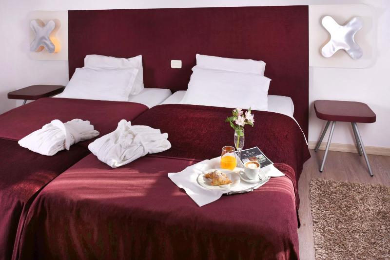 Deluxe Double or Twin Room with Pool View image 4