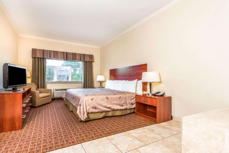 King Suite with Jetted Tub - Non-Smoking image 2