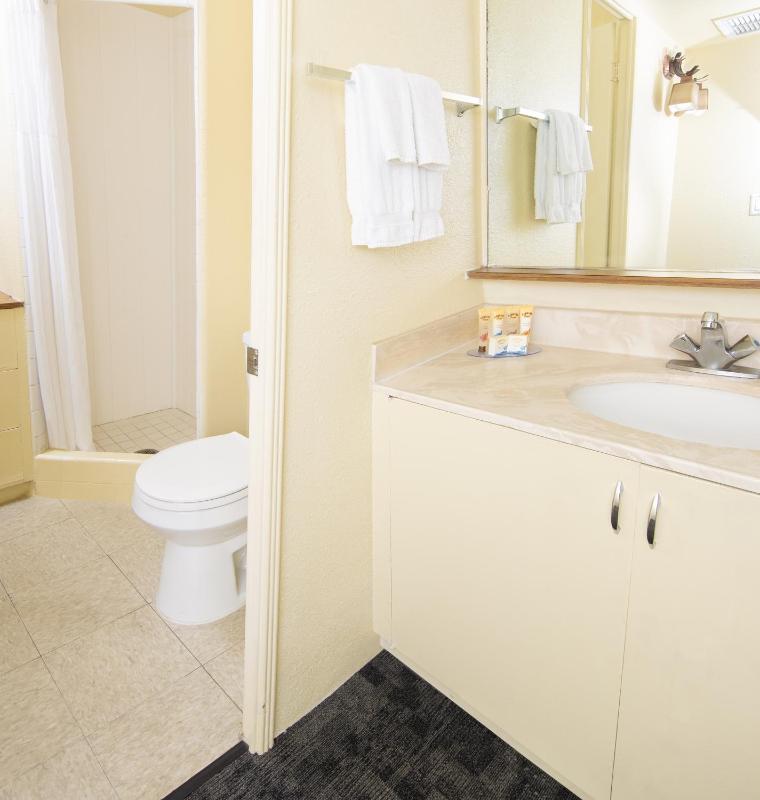 City View Deluxe Three Beds with Kitchen image 2
