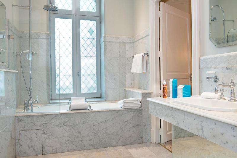 Classic King Room with Street View image 2