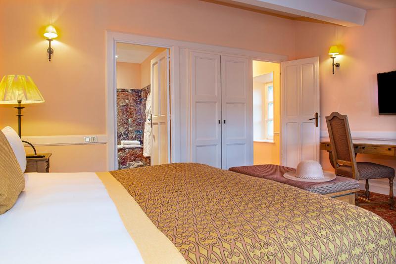 Classic King Room with Street View image 4