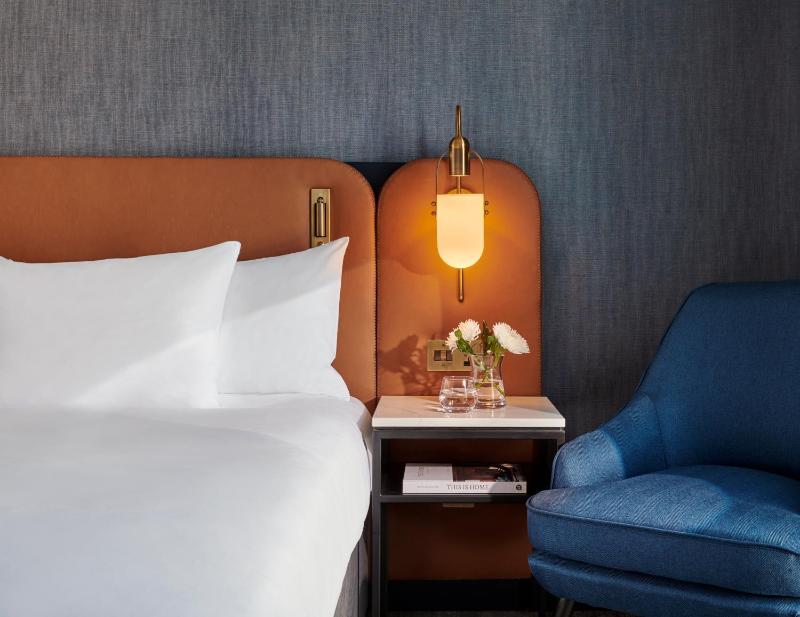 King Room with Cherry Park View image 4