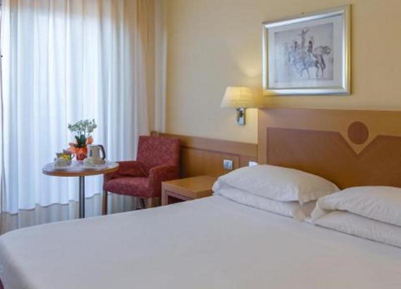 Double Room with Balcony image 3