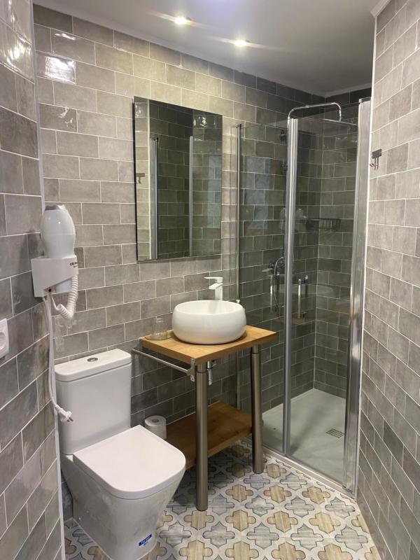 Twin Room with Private Bathroom image 3