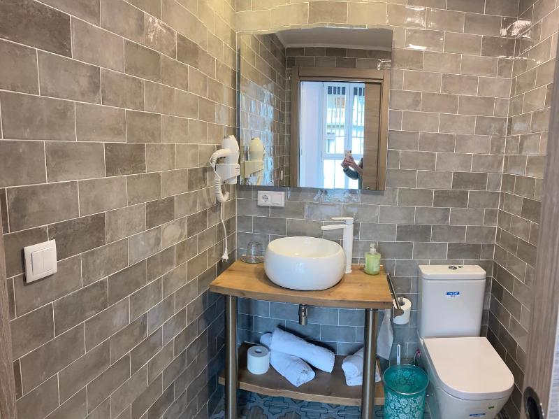 Twin Room with Private Bathroom image 4