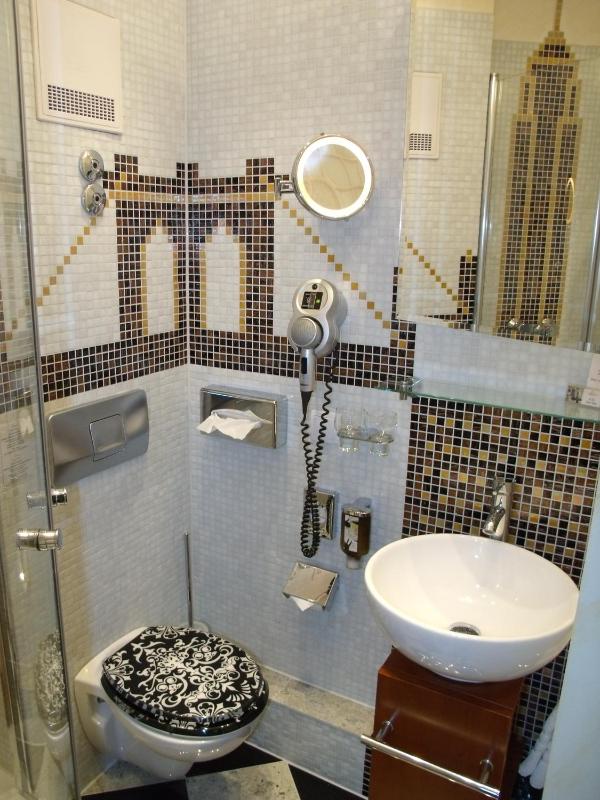 Double Room with Balcony image 4