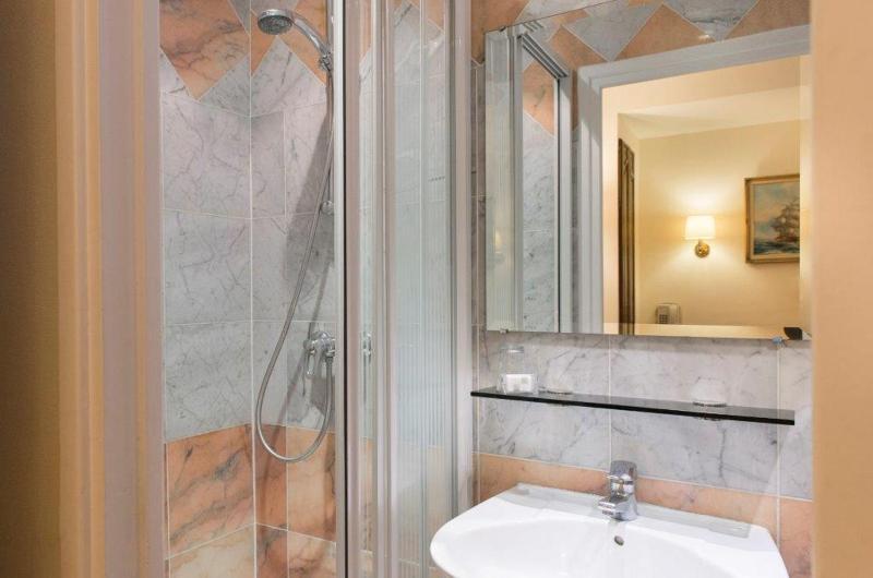 Single Room image 4