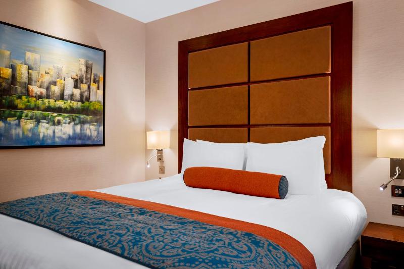 Superior King Room image 3