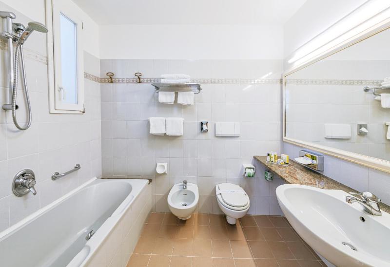 Double Room with Partial Sea View image 1