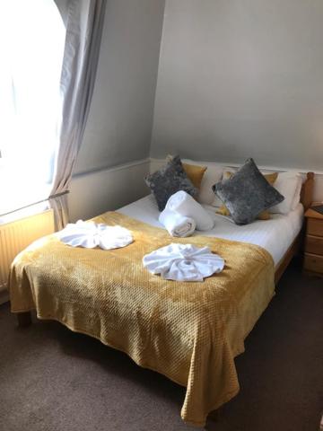 Double or Twin Room with Private Bathroom image 4