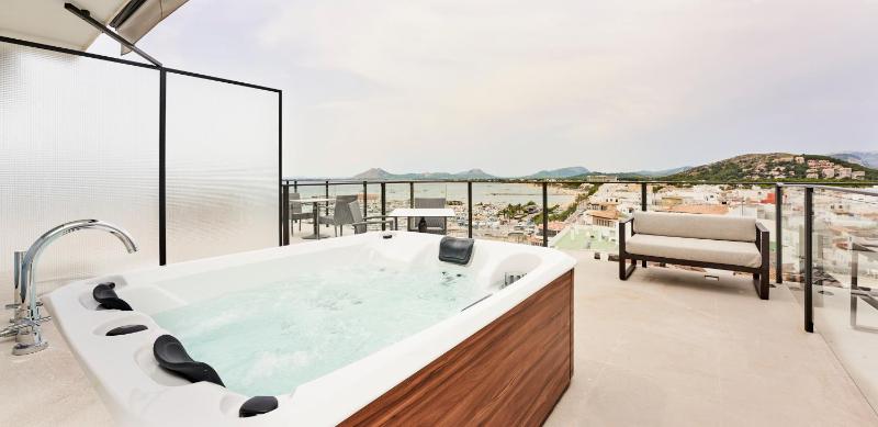 Penthouse with hot tub image 3