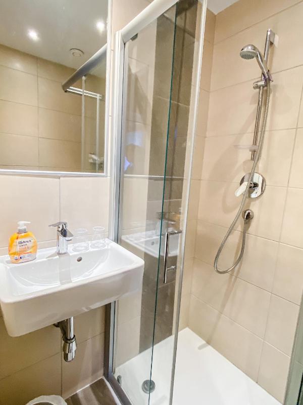 Twin Room with Bathroom image 2