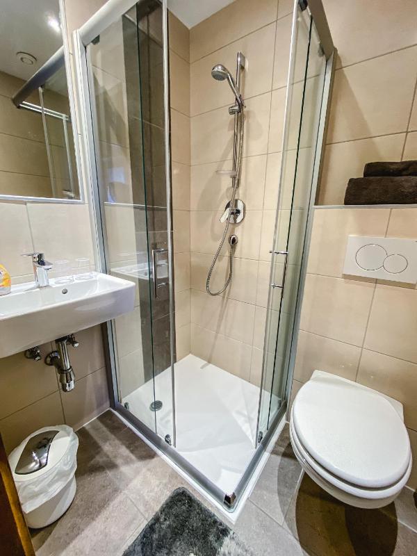Twin Room with Bathroom image 4