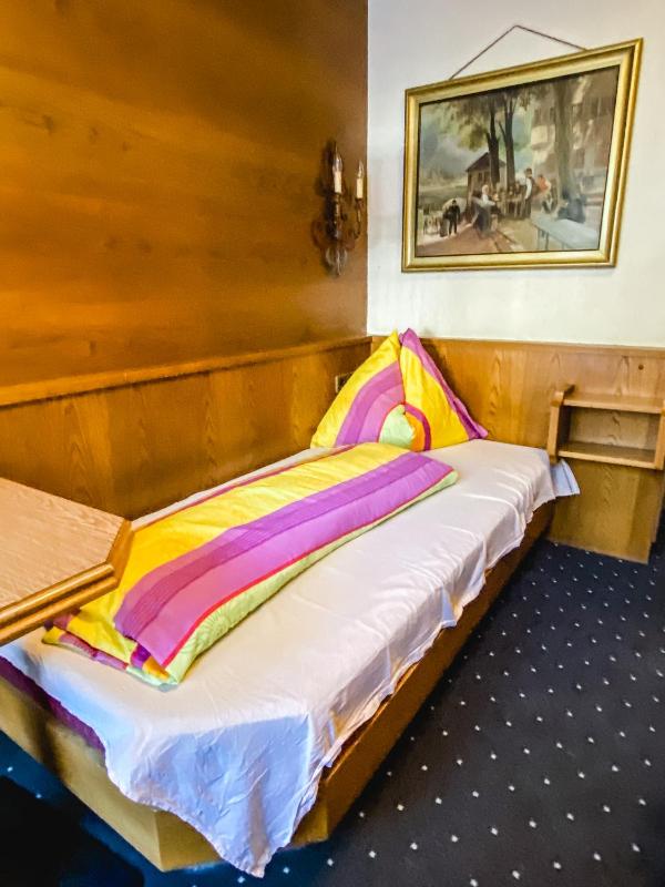 Twin Room with Bathroom image 3