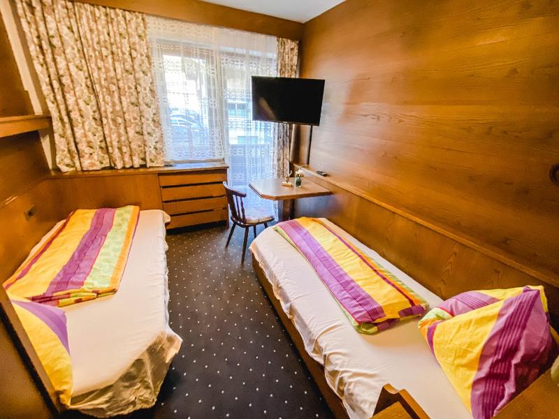 Twin Room with Bathroom image 1