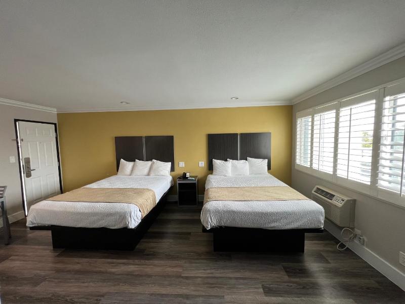 Queen Room with Two Queen Beds image 2
