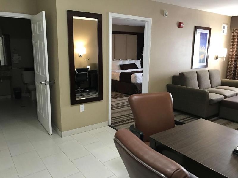 King Suite with Sofa Bed and Kitchen- Non-Smoking image 2