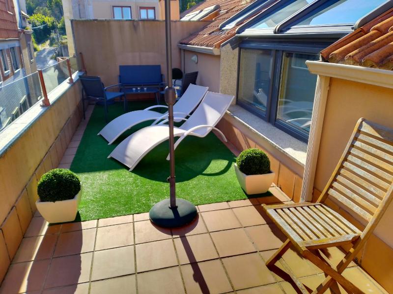Ático céntrico y funcional con terraza situado frente al Puente de La Toja y al paseo marítimo de O Grove. Ideal para familias o grupos. Images