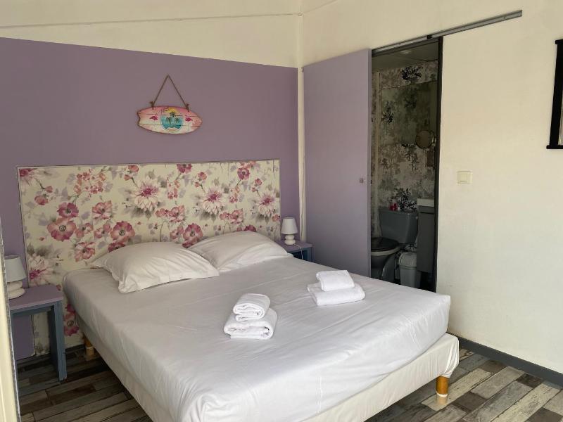 Small Double Room with Garden View image 2