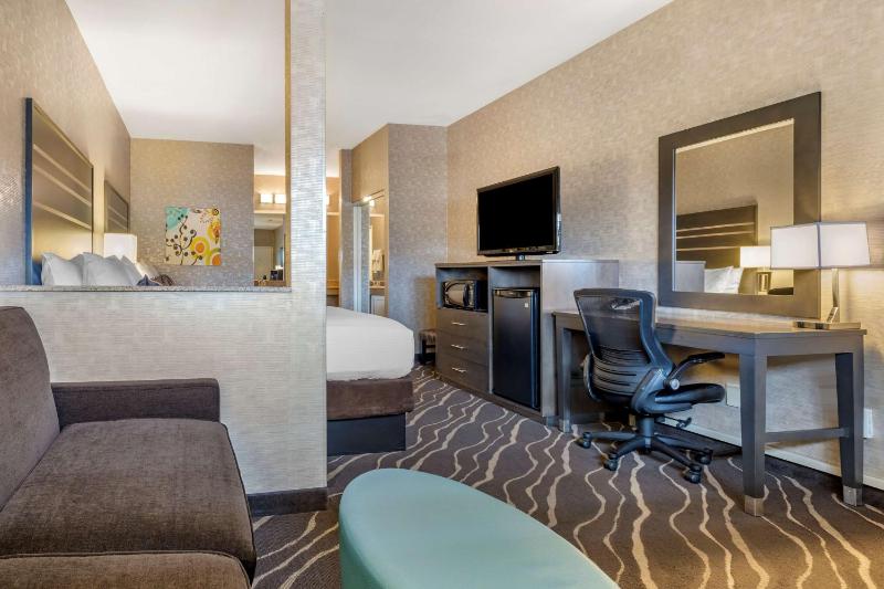 Queen Room with Two Queen Beds with Sofa Bed image 1