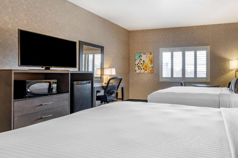 Queen Room with Two Queen Beds image 4