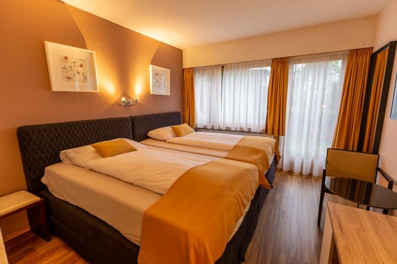 Twin Room with Mountain View image 3