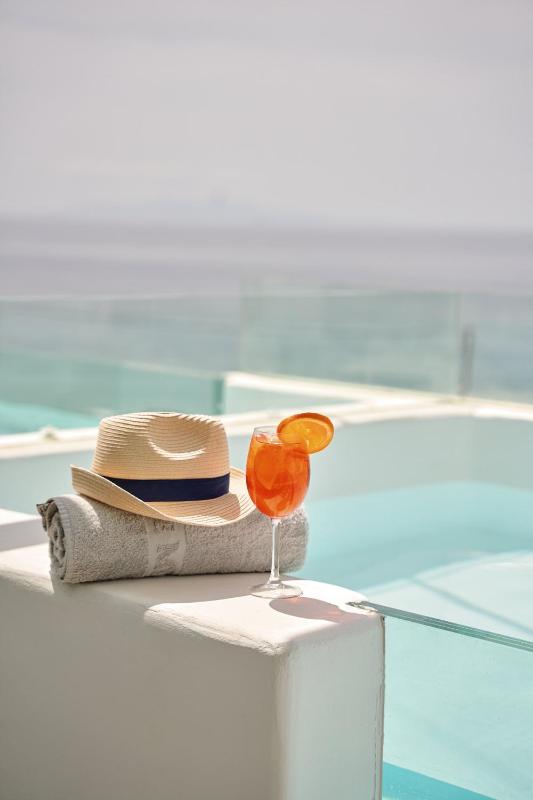 Executive Sea View Suite with heated mini pool- spa image 3