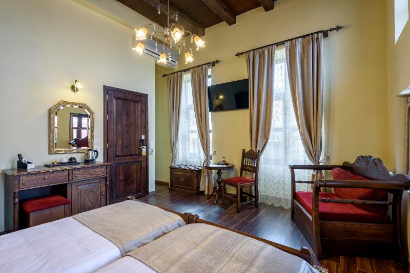 Double or Twin Room with City View image 3