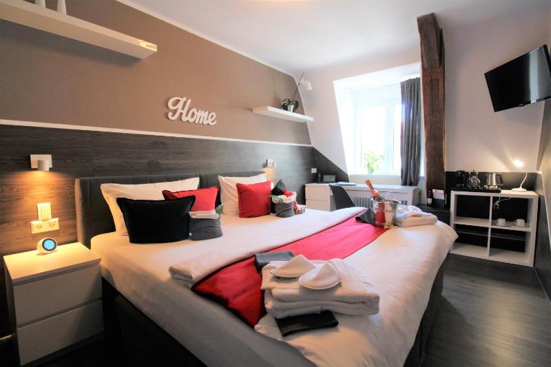 Standard Double Room image 3
