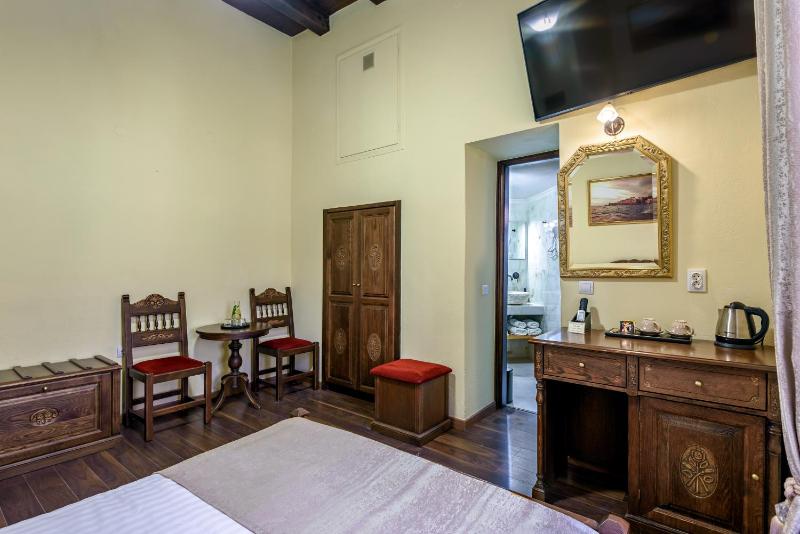 Economy Double Room image 3