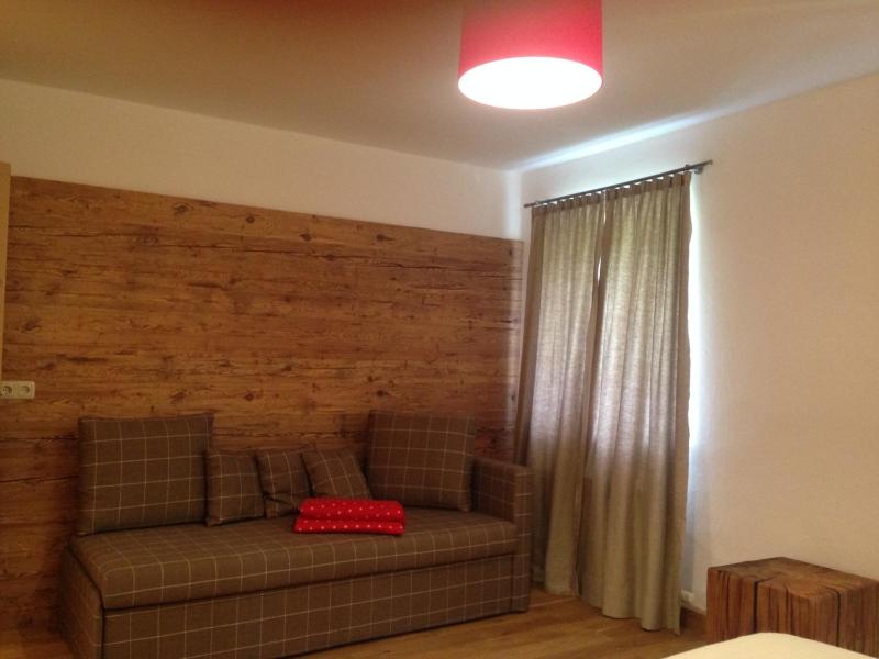 Deluxe One-Bedroom Apartment image 2