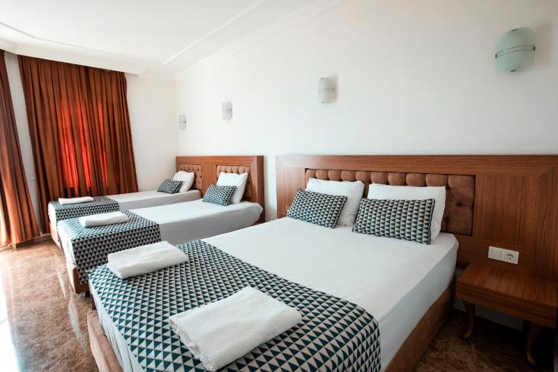 Standard Triple Room with Side Sea View image 1